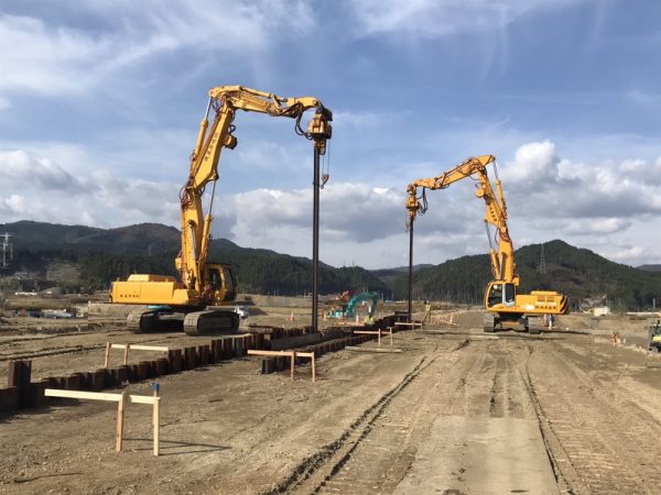 鴫原基礎のリーダーレス杭打機は複数台施工・長期工事が可能です